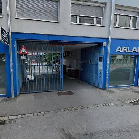 Center With Private Parking Апартаменти